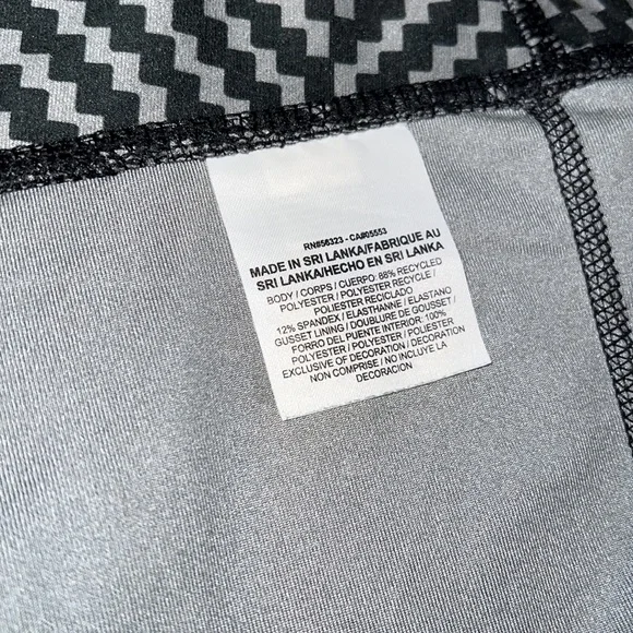 Nike Dri Fit Gray & Black Patterned Cropped Leggings XS - Picture 7 of 8